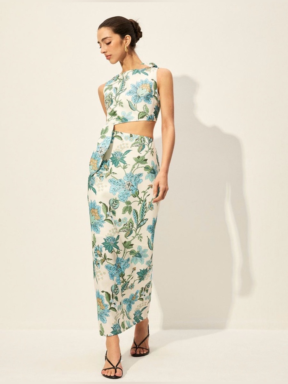 Commense/Size Large
Floral Cutout Maxi Dress in Cream and Blue - Picture 2 of 9